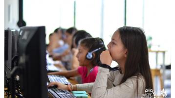 Niñas trabajando en computadoras