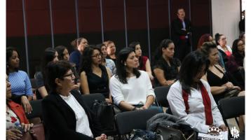 Grupo de mujeres poniendo atención a una persona