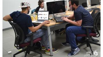 Personas frente a sus computadoras