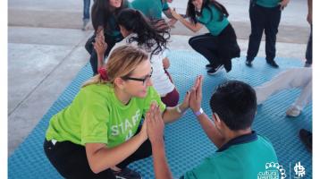 Jóvenes agachados haciendo ejercicio 