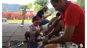 Padres jugando con sus hijos