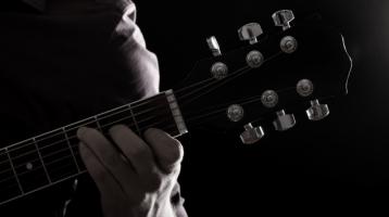 Músico tocando la guitarra