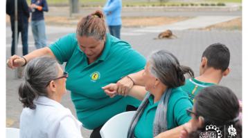 Grupo de mujeres compartiendo