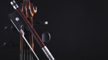 Arco y violoncelo, con fondo negro
