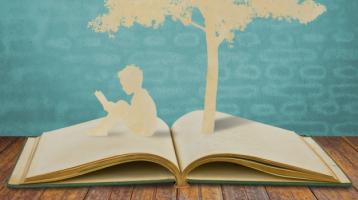 Siluetas de un hombre y un árbol sobre un libro abierto
