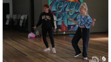 Dos muchachas recibiendo una clase de baile urbano
