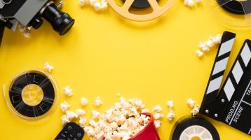 Disposición plana de elementos de cine sobre fondo amarillo