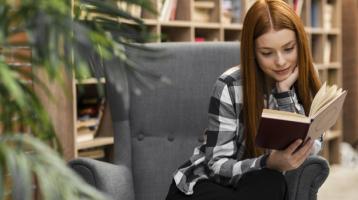 Mujer joven leyendo un libro