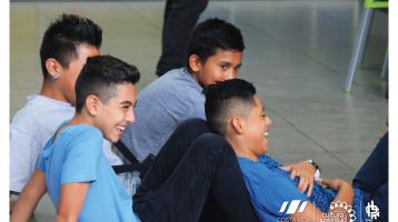 Cuatro jóvenes disfrutando y riéndose 