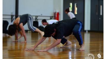 Jóvenes en una capacitación de la Escuela de Danza, Teatro y Circo 