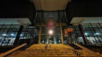 Fotografía nocturna de la fachada de la Biblioteca Nacional