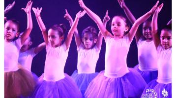 Presentación de ballet de muchas niñas
