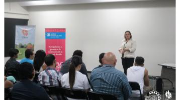 Jóvenes prestando atención cómo elaborar un curriculum vitae