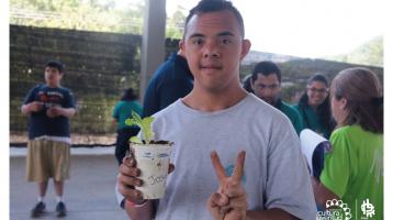 Joven mostrando la matita que él plantó