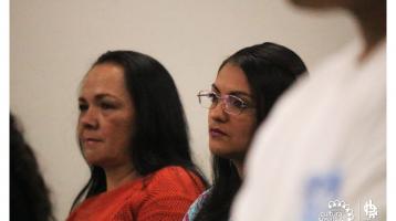 Personas prestando atención a un expositor