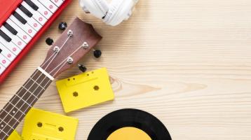 Tres instrumentos musicales sobre  una mesa