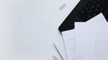 Mesa de oficina con varios documentos desordenados