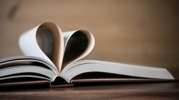 Libro abierto y sus hojas dobladas en forma de corazón