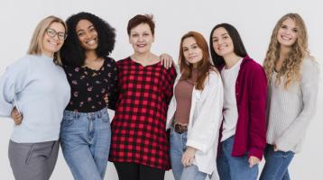 Grupo de mujeres posando juntas
