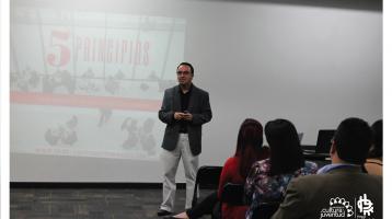 Persona brindando asesoría a un grupo de personas en temas de mipymes