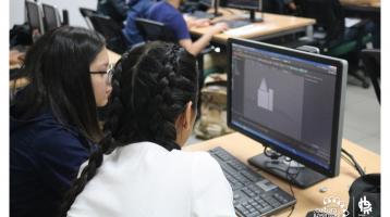 Dos jóvenes frente a una computadora