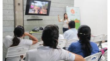 Personas prestando atención a un documental