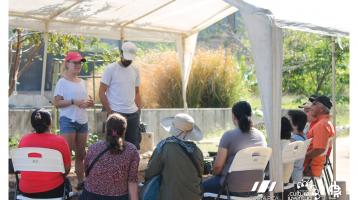 Dos personas dando una explicación a un grupo sobre la actividad a realizar