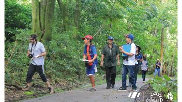 Personas caminando por los senderos fotografiando especies