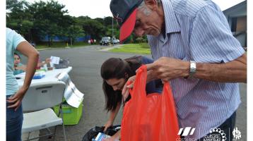 Personas separando desechos que se recogieron