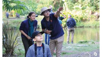 Grupo de personas realizando una caminata en las instalaciones del Parque