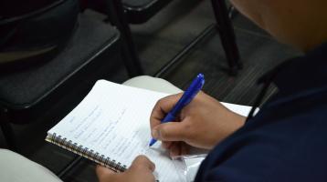 Persona tomando apuntes de cómo realizar correctamente un currriculum