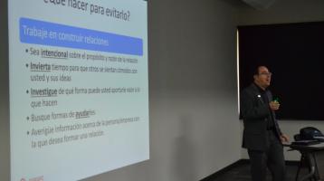 Una persona dando una charla de cómo atender a las personas