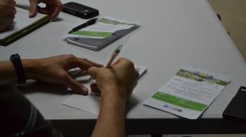 Una persona acomodando sus ideas en papelitos