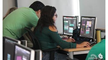 Una muchacha frente a una computadora