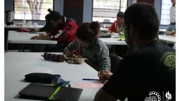 Personas realizando una actividad en una charla