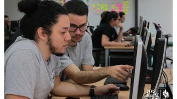 Dos alumnos frente a una computadora
