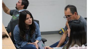 Tres personas conversando en un taller