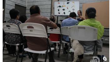 personas prestando atención a una charla de distintas especies