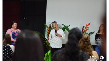 Una persona hablando al público