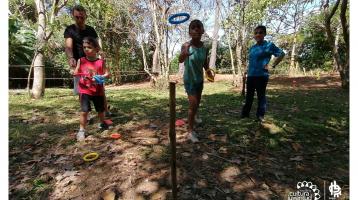 Niños jugando al aire libre