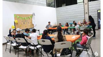 Grupo de niños prestando atención a la charla que se está impartiendo