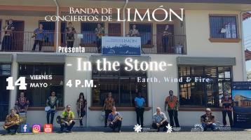 Músicos de la Banda de Limón vestidos con colores vivos