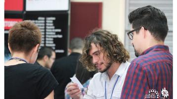 Personas aprendiendo en un taller