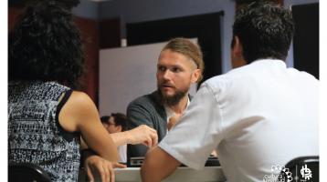 Tres personas conversando 
