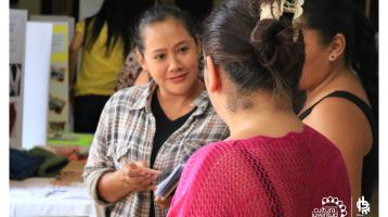 Tres muchachas conversando de cómo se puede administrar correctamente el salario