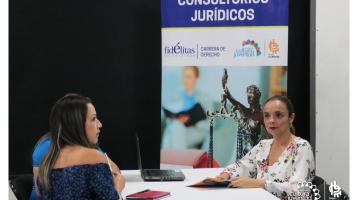 Abogada brindándole atención jurídica a dos personas