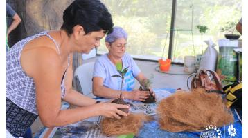 Dos personas trabajando en alternativas para ayudar al ecosistema urbano