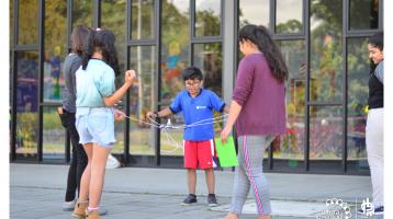 Niños disfrutando los talleres de vacaciones