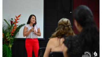 Una muchacha hablando en público