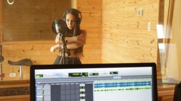 Joven grabando un tema musical